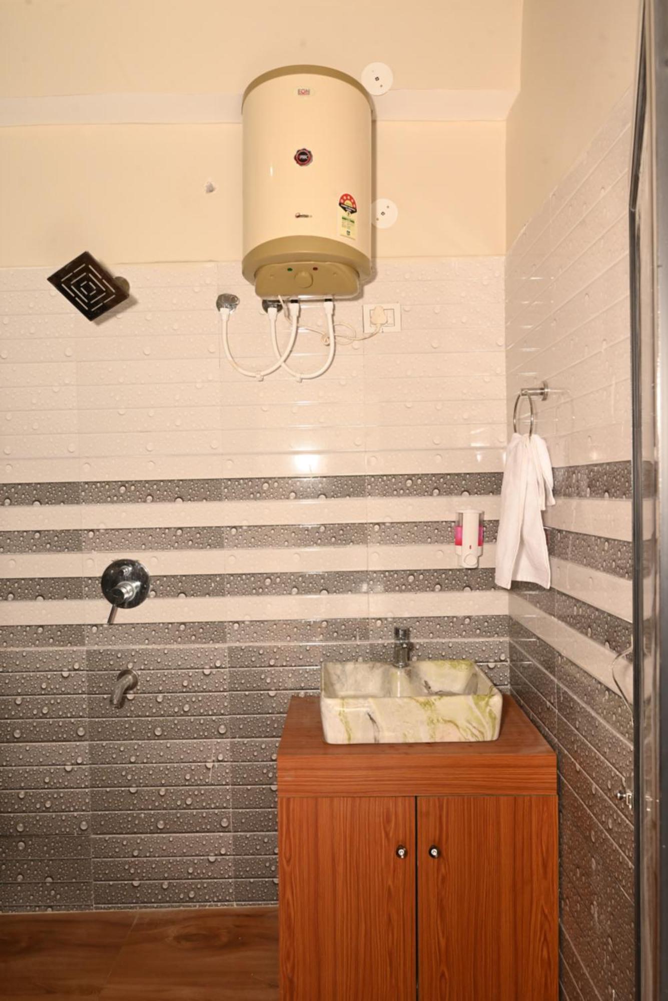 Himalayan Hill Top Resort Kanatal Ngoại thất bức ảnh